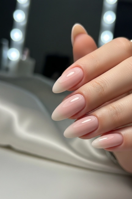 Almond Nails – The Timeless Elegance