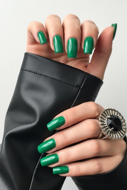 Nail Colors for Dark Skinned Women and Fashion Pairing