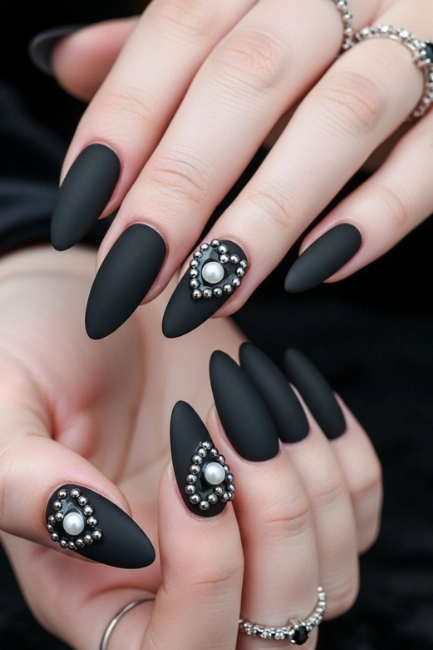 Gothic Pearl Heart Accent