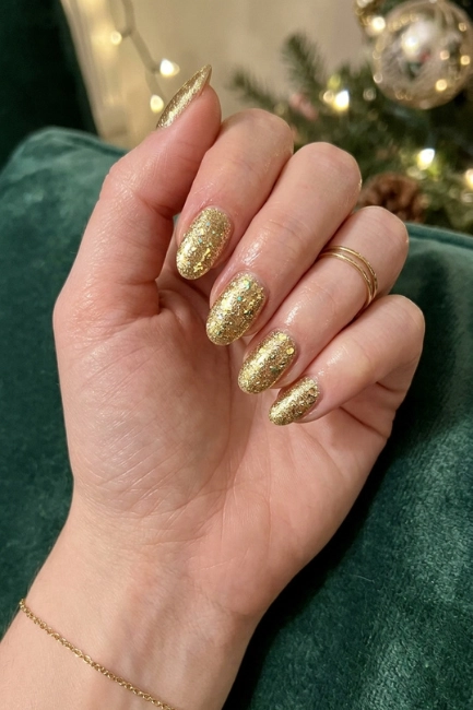 Gold Glitter Accent Nails for a Sparkling Celebration Look