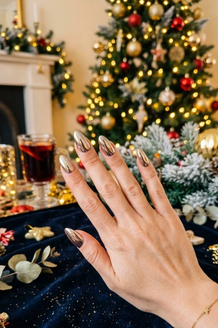 Mirror Chrome Nail Finishes for a Bright Reflective Look