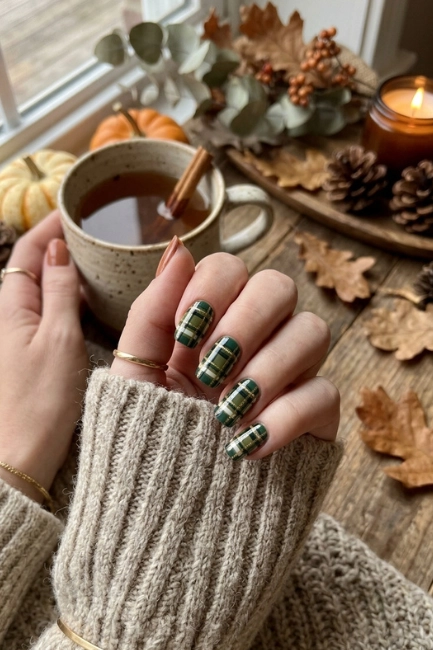 Green Plaid Nails and Their Earthy Seasonal Appeal